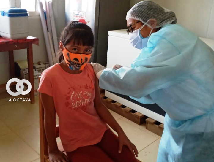 Niña en Trinidad recibiendo la vacuna contra la Covid-19