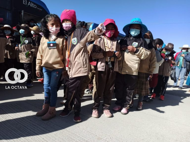 Niños de El Alto realizan un recorrido turístico