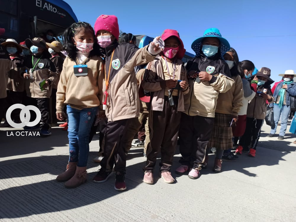 Niños de El Alto realizan un recorrido turístico
