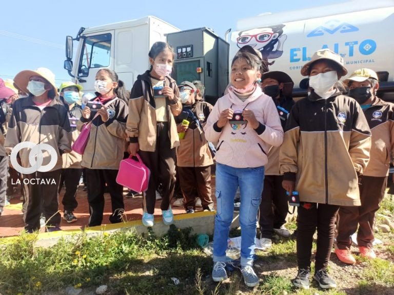Niños en la ciudad de El Alto, conmemorando su día