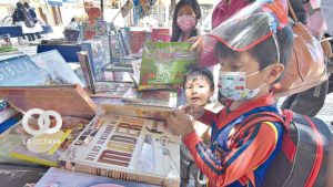 Niños en la primera versión de la Feria del Libro de Sacaba.