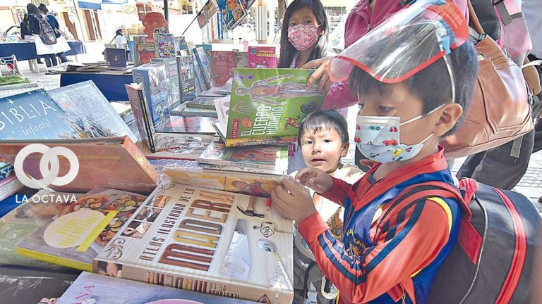 Niños en la primera versión de la Feria del Libro de Sacaba.
