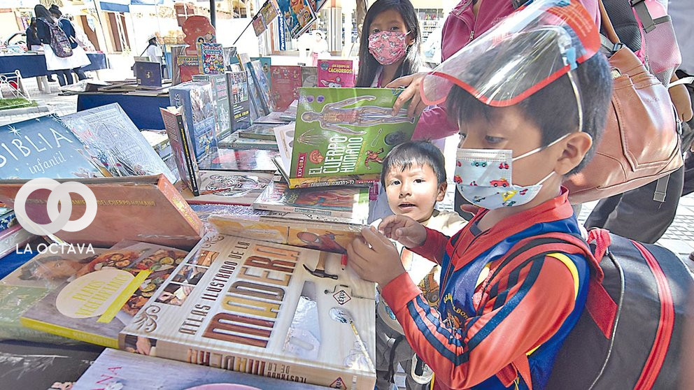 Niños en la primera versión de la Feria del Libro de Sacaba.