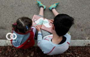 Niños leyendo un libro. Imagen de Referencia