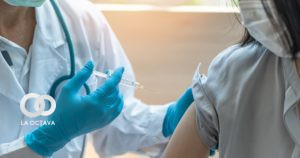 Personas aplicándose la vacuna contra el Covid-19
