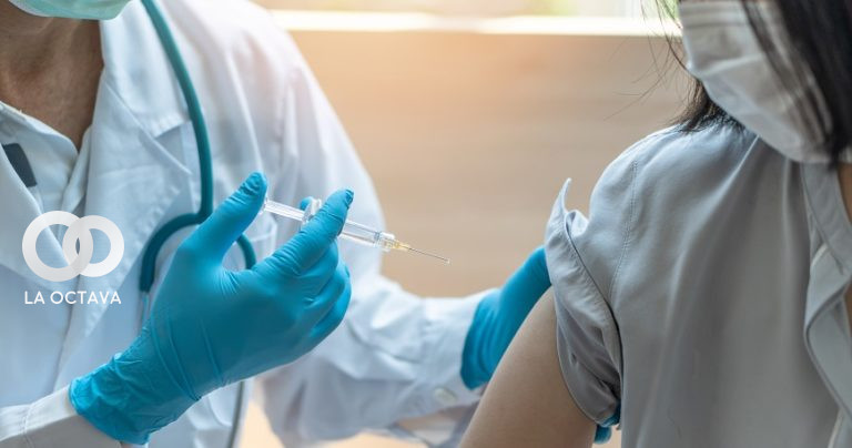Personas aplicándose la vacuna contra el Covid-19