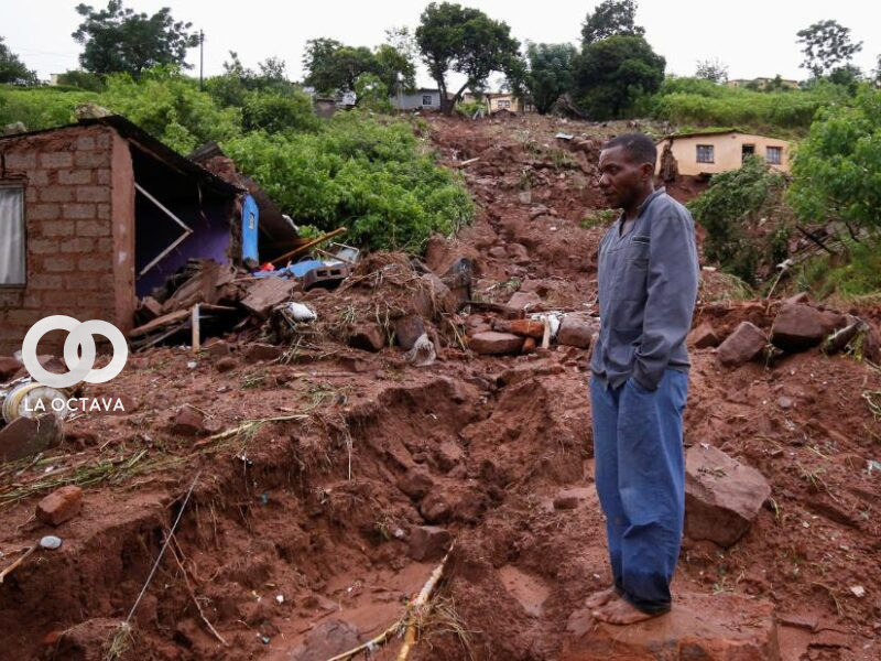 Personas pierden sus hogares con las torrenciales lluvias en Sudáfrica