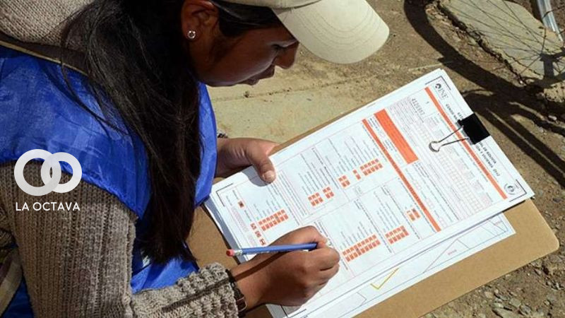 Una empadronadora llena la boleta censal del Censo de Población y Vivienda 2012, en La Paz