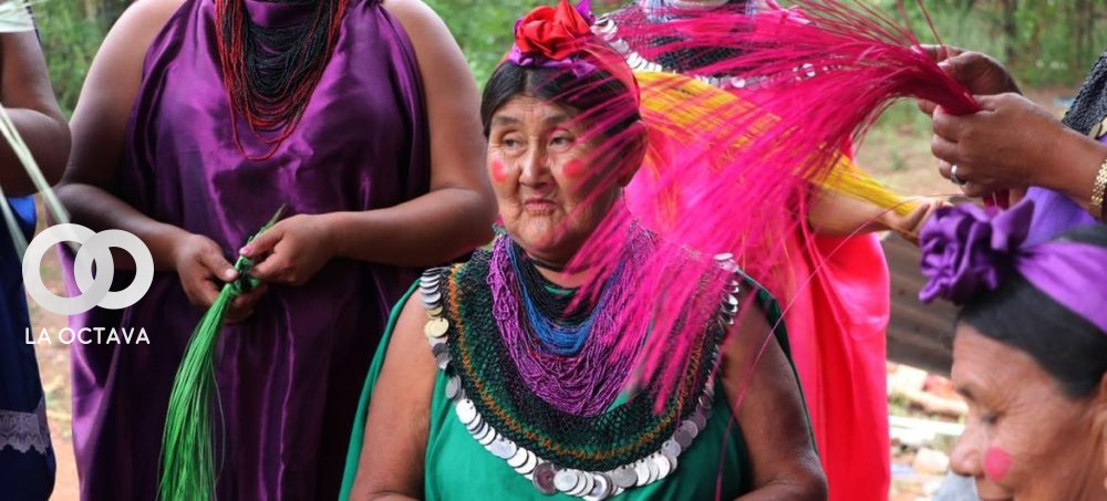 Una mujer indígena guaraní de la Comunidad Tentaguasu-Chaco boliviano tejiendo con hoja de Palma