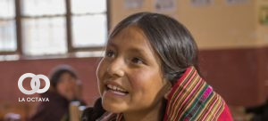 Una niña indígena sonriente en clase, en Tarabuco-Chuquisaca, que participa del Proyecto de alimentación escolar del Programa Mundial de Alimentos para clases en la escuela de Pisil