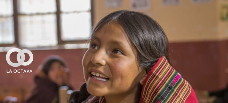 Una niña indígena sonriente en clase, en Tarabuco-Chuquisaca, que participa del Proyecto de alimentación escolar del Programa Mundial de Alimentos para clases en la escuela de Pisil