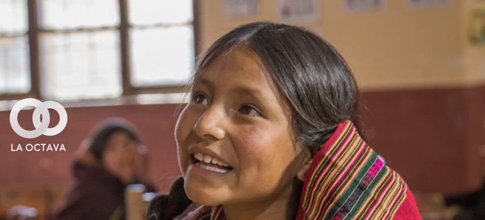 Una niña indígena sonriente en clase, en Tarabuco-Chuquisaca, que participa del Proyecto de alimentación escolar del Programa Mundial de Alimentos para clases en la escuela de Pisil
