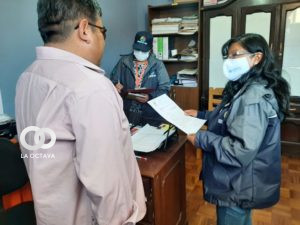 Vilma Martinez muestra los informes del caso