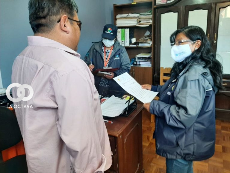Vilma Martinez muestra los informes del caso