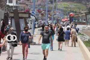 Mascarilla deja de ser obligatoria al aire libre en Chile