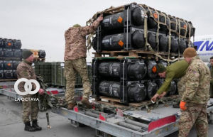 Militares ucranianos desempacan misiles antitanque "Javelin", entregados por EEUU. 