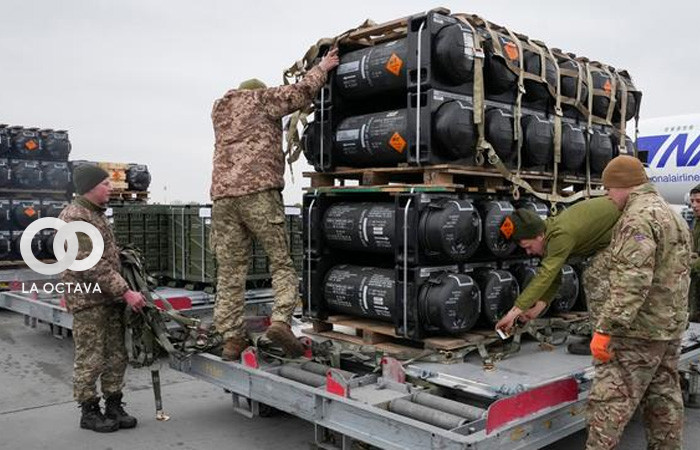 Militares ucranianos desempacan misiles antitanque "Javelin", entregados por EEUU. 