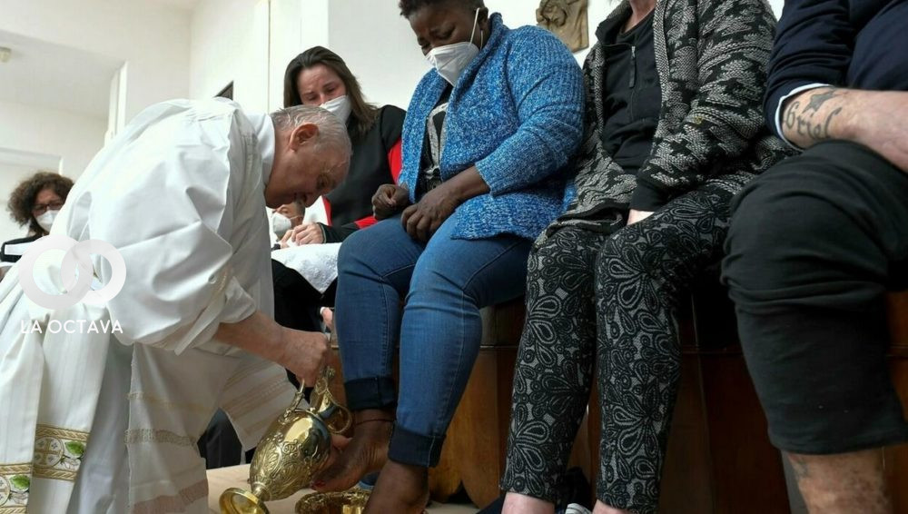 Papa Francisco lava los pies a una reclusa de la carcel italiana Civitavecchia.