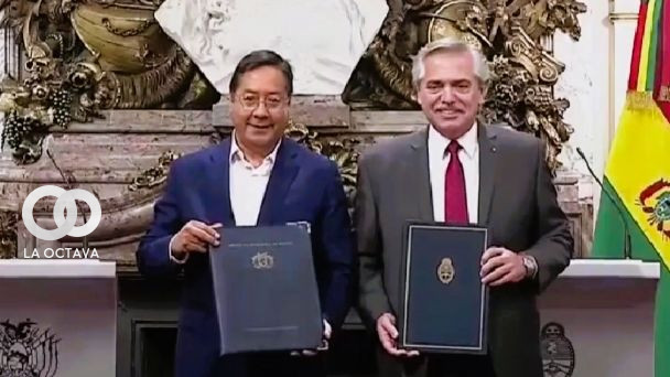 Los presidentes Arce y Fernández tras la firma del acuerdo energético.