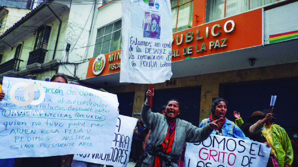 Familias de víctimas de violencia y feminicidios en una protesta anterior para exigir justicia. 
