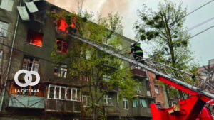 Bomberos apagan un incendio provocado por el bombardeo ruso en Járkov.