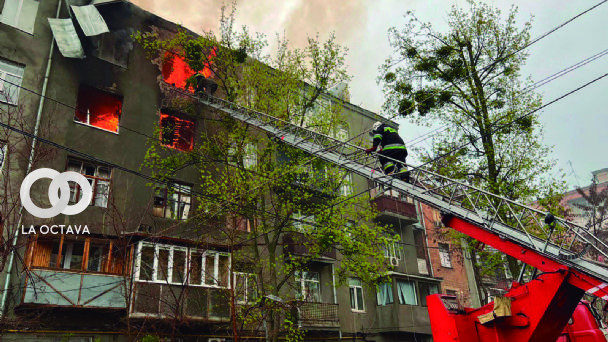 Bomberos apagan un incendio provocado por el bombardeo ruso en Járkov.