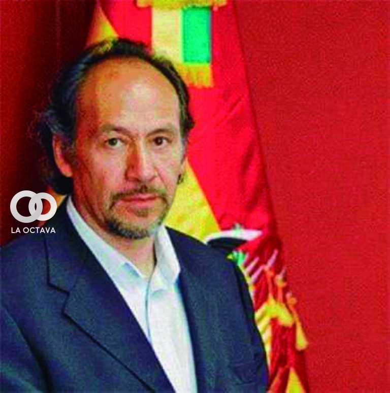 Roberto Calzadilla Agente de Bolivia ante La Haya Embajador ante los Países Bajos. Diplomático de carrera. Estudió  Sociología y Relaciones Internacionales.