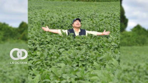 Gary Rodríguez en campo de soya