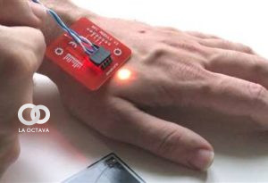 Implante de microchip en la mano.