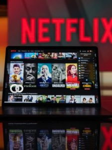 Netflix estudia ofrecer sus servicios con anuncios.
