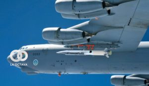 Misil hipersónico US X-51A WaveRider bajo el ala de un B-52 Stratofortress durante las pruebas.