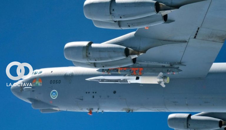 Misil hipersónico US X-51A WaveRider bajo el ala de un B-52 Stratofortress durante las pruebas.