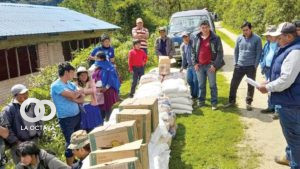 Apicultores con los productos donados por la Municipalidad