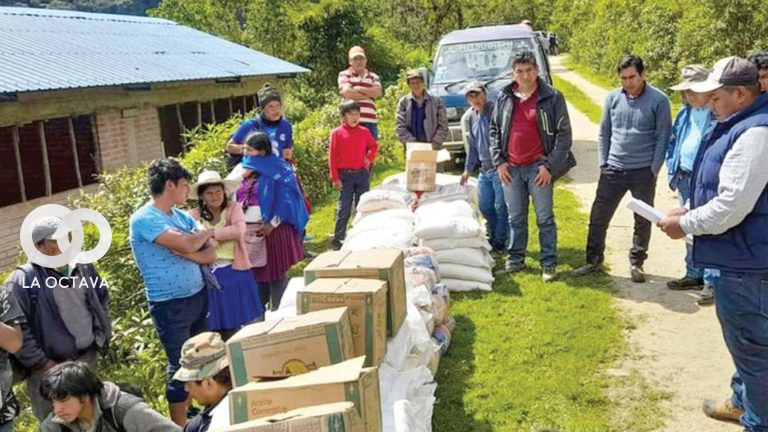Apicultores con los productos donados por la Municipalidad