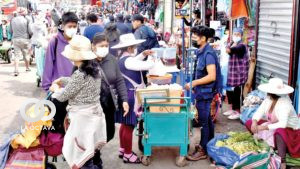 Comerciantes ambulantes instalados cerca de un mercado de Cochabamba