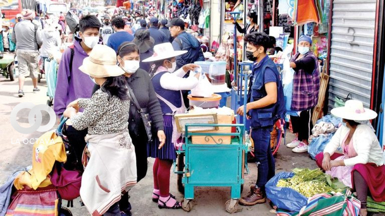 Comerciantes ambulantes instalados cerca de un mercado de Cochabamba