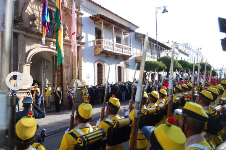 Desfile cívico en la plaza 25 de mayo