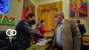 El gobernador Santos Quispe le extiende la mano al alcalde Iván Arias antes de iniciar la reunión de este jueves. Foto: AMUN.