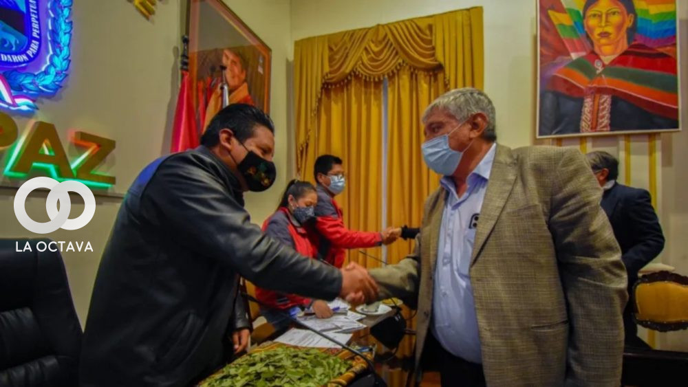 El gobernador Santos Quispe le extiende la mano al alcalde Iván Arias antes de iniciar la reunión de este jueves. Foto: AMUN.