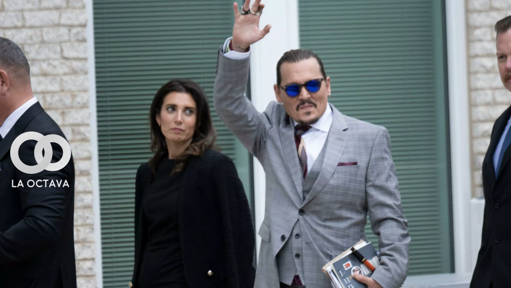 Johnny Depp saluda a fans a las puertas del juzgado de Fairfax, cerca de Washington Brendan Smialowski 