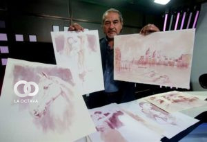 Edgar Lizarazu Shiosaky muestra algunas de sus obras.