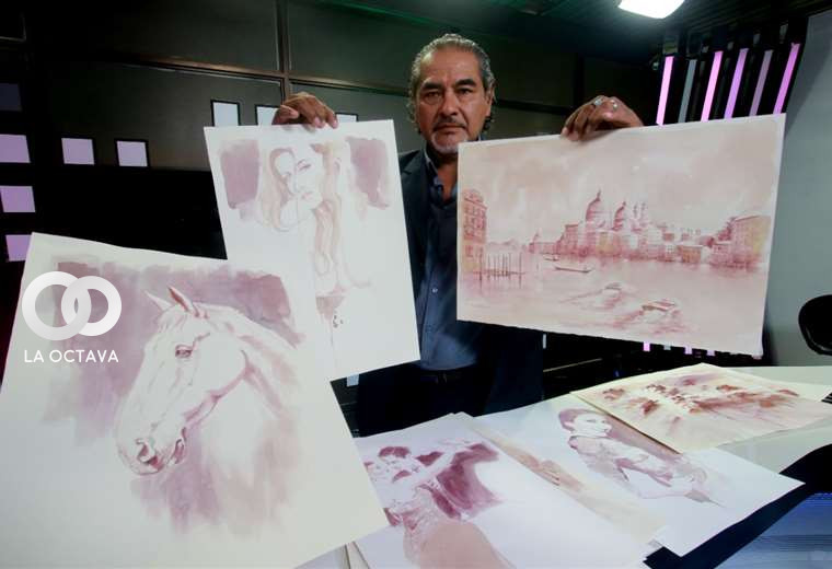 Edgar Lizarazu Shiosaky muestra algunas de sus obras.
