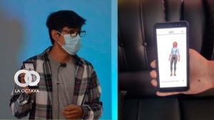 El creador de la aplicación muestra el diseño de la misma en su celular.