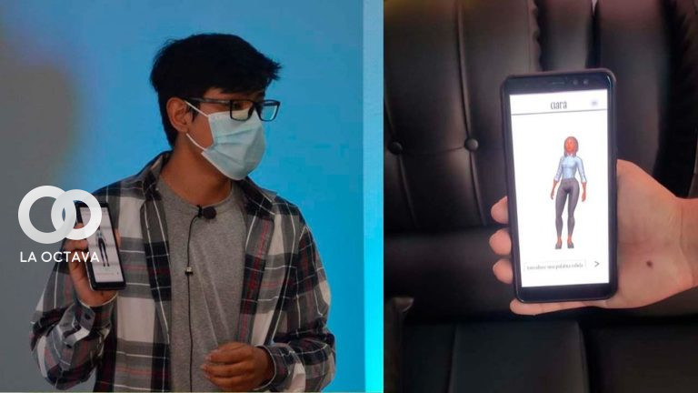El creador de la aplicación muestra el diseño de la misma en su celular.