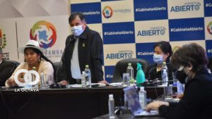 El gobernador de Cochabamba, Humberto Sánchez, se dirige a los medios de comunicación.