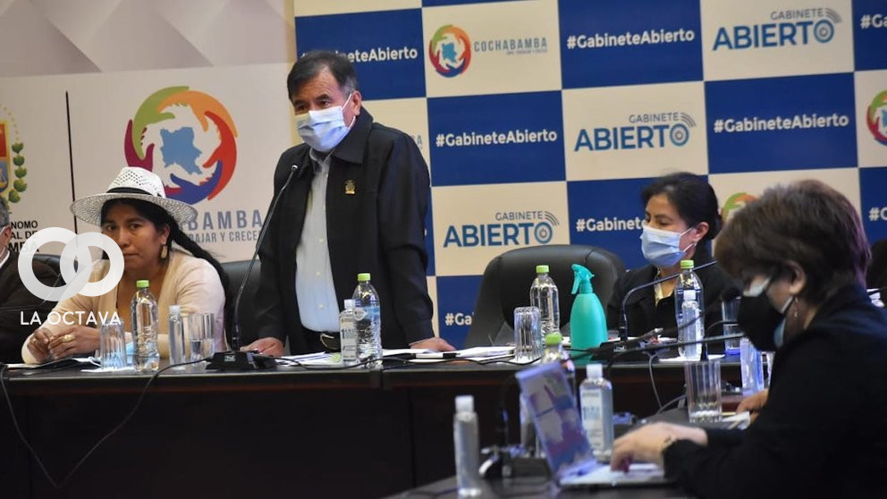 El gobernador de Cochabamba, Humberto Sánchez, se dirige a los medios de comunicación.