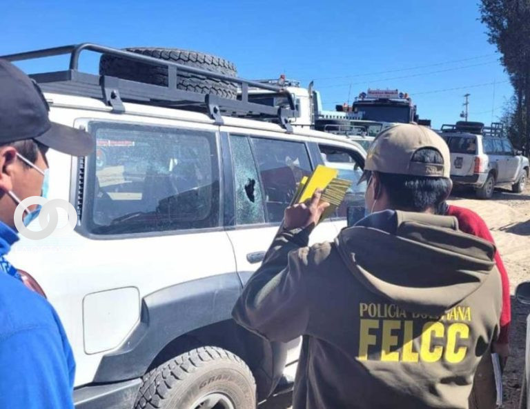 El vehículo que quedó dañado tras la agresión. Foto: Aduana Nacional