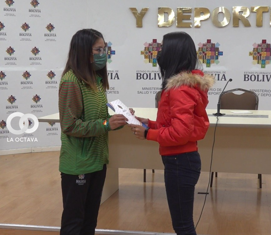 Entrega de incentivos a la atleta boliviana