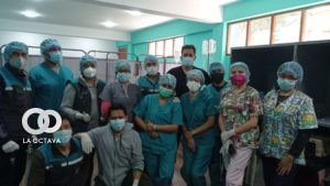Equipo médico que opera a los perros callejeros