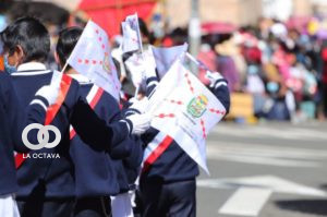 Estudiantes participando del desfile escolar en Chuquisaca. Imagen referencial